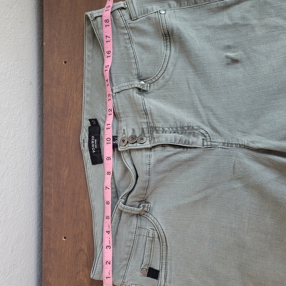 Torrid 11' Jegging Bermuda Short - Picture 3 of 7